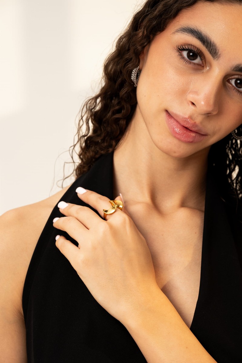 Pierścionek pozłacany o rzeźbiarskiej, organicznej formie ze stali szlachetnej - Nyx Gold