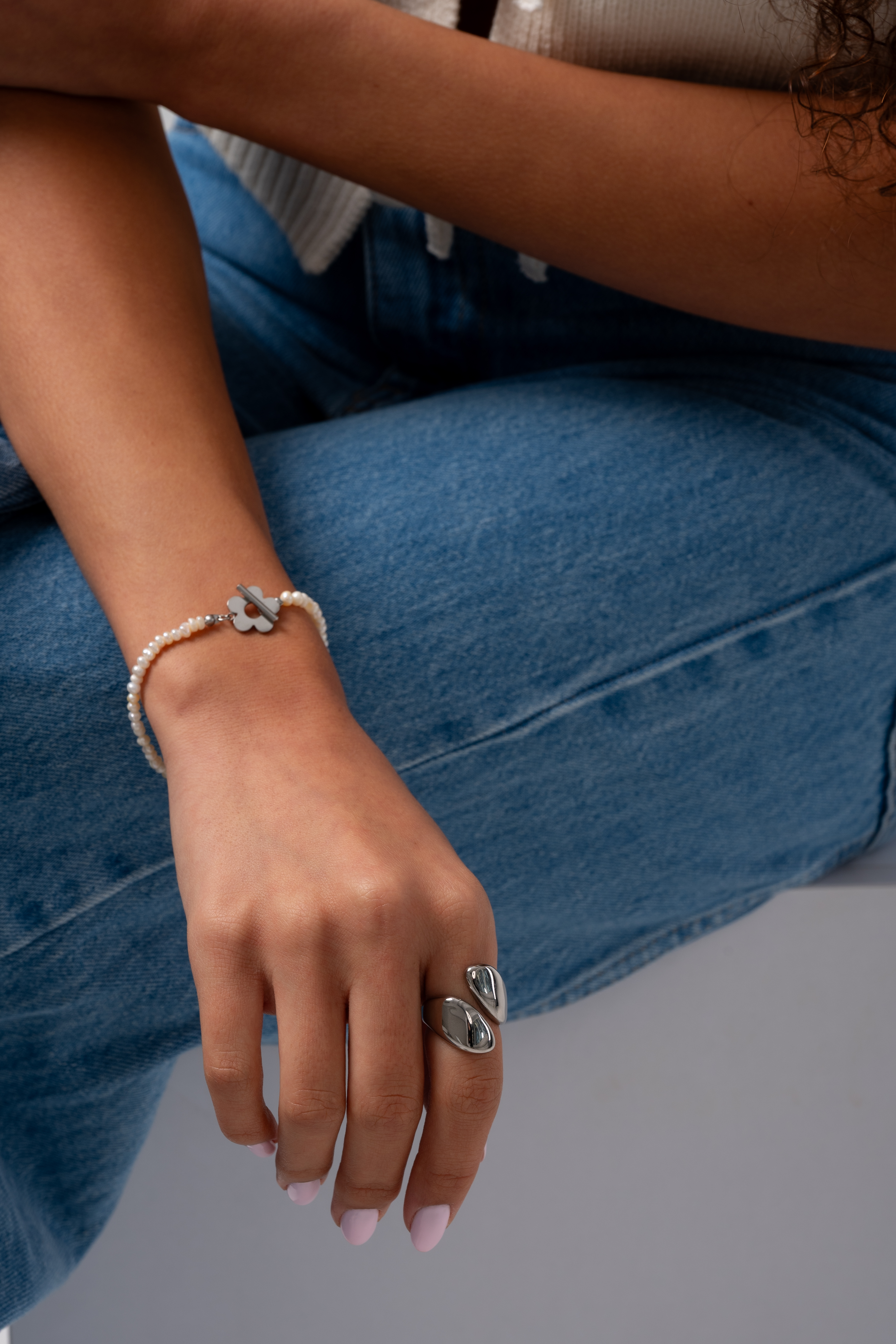 Bransoletka srebrna z pereł z zawieszką w kształcie kwiatka - CERES SILVER