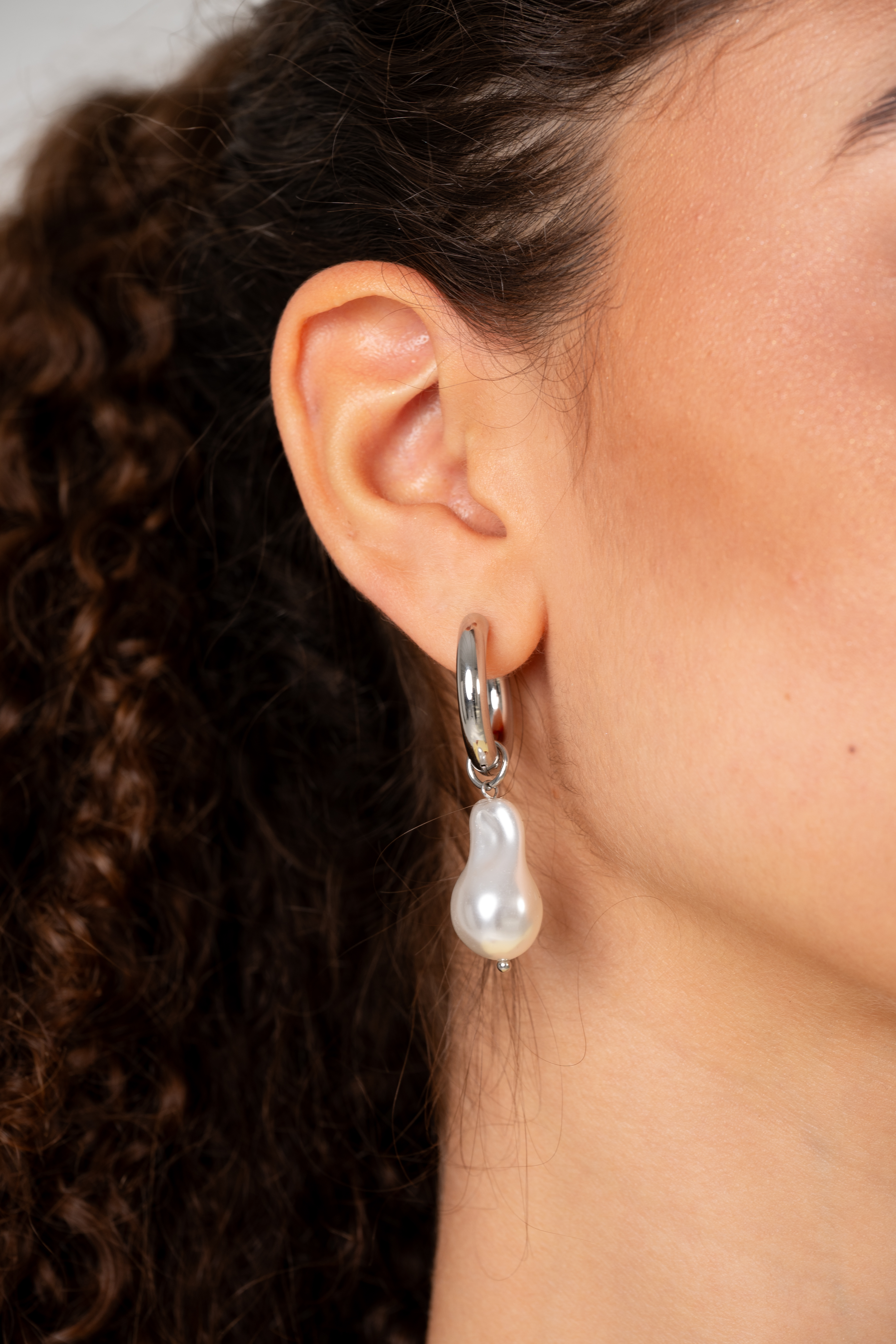 Kolczyki srebrne z nieregularną zawieszką z perły - LUMIA SILVER