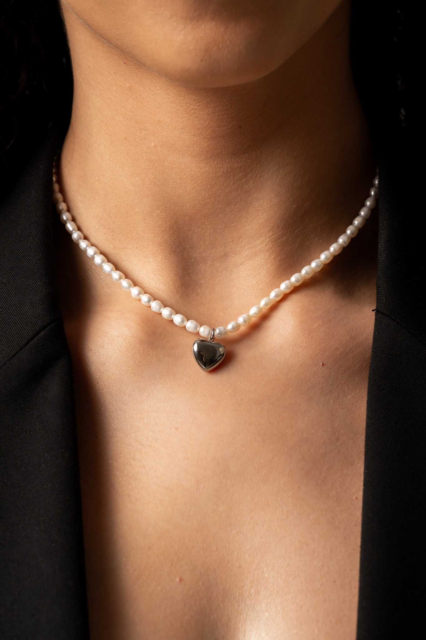 Naszyjnik z pereł z posrebrzaną zawieszką w kształcie serca - MAELLE SILVER