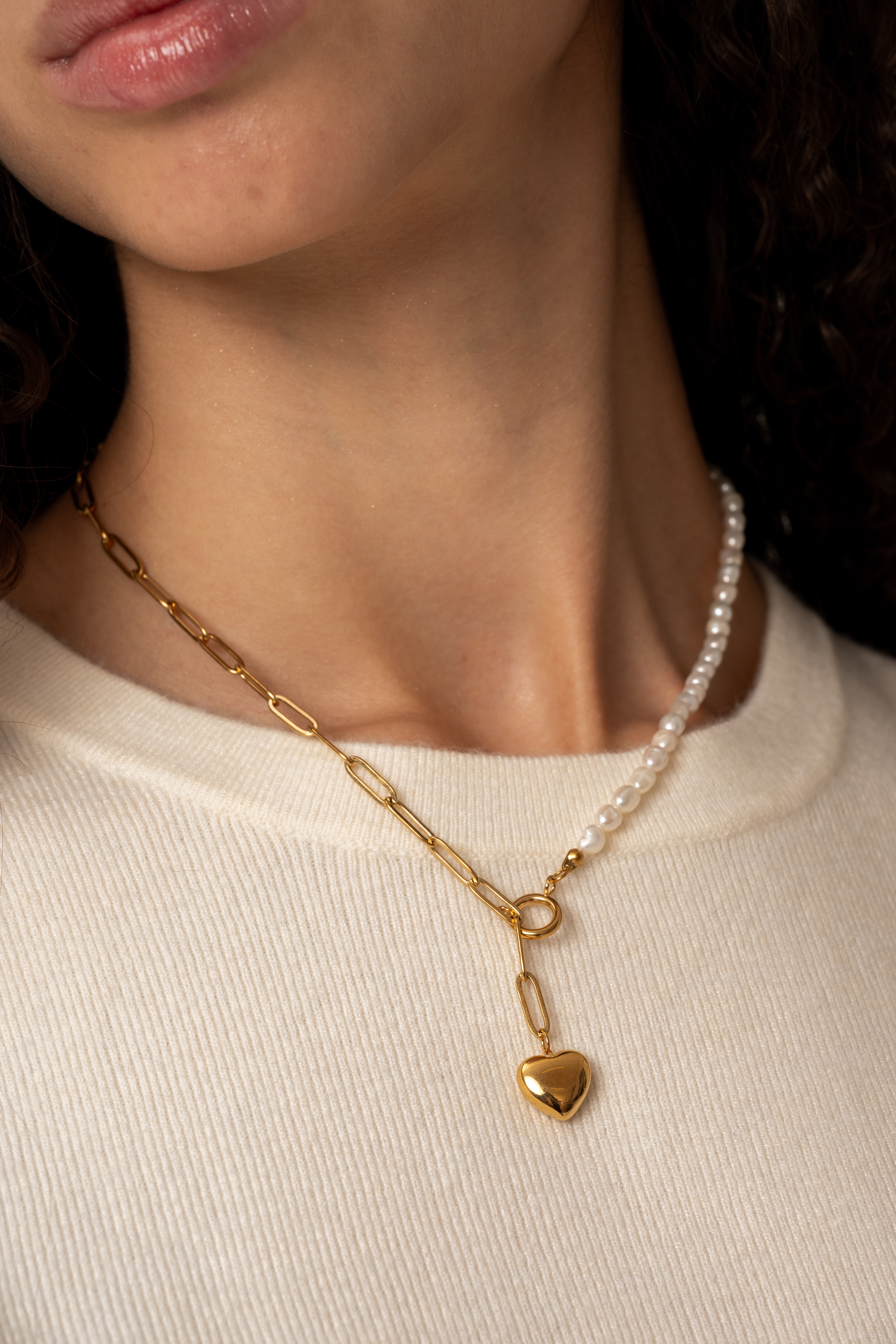 Naszyjnik z pereł i łańcuszka typu paper clip z motywem serca - NEA GOLD