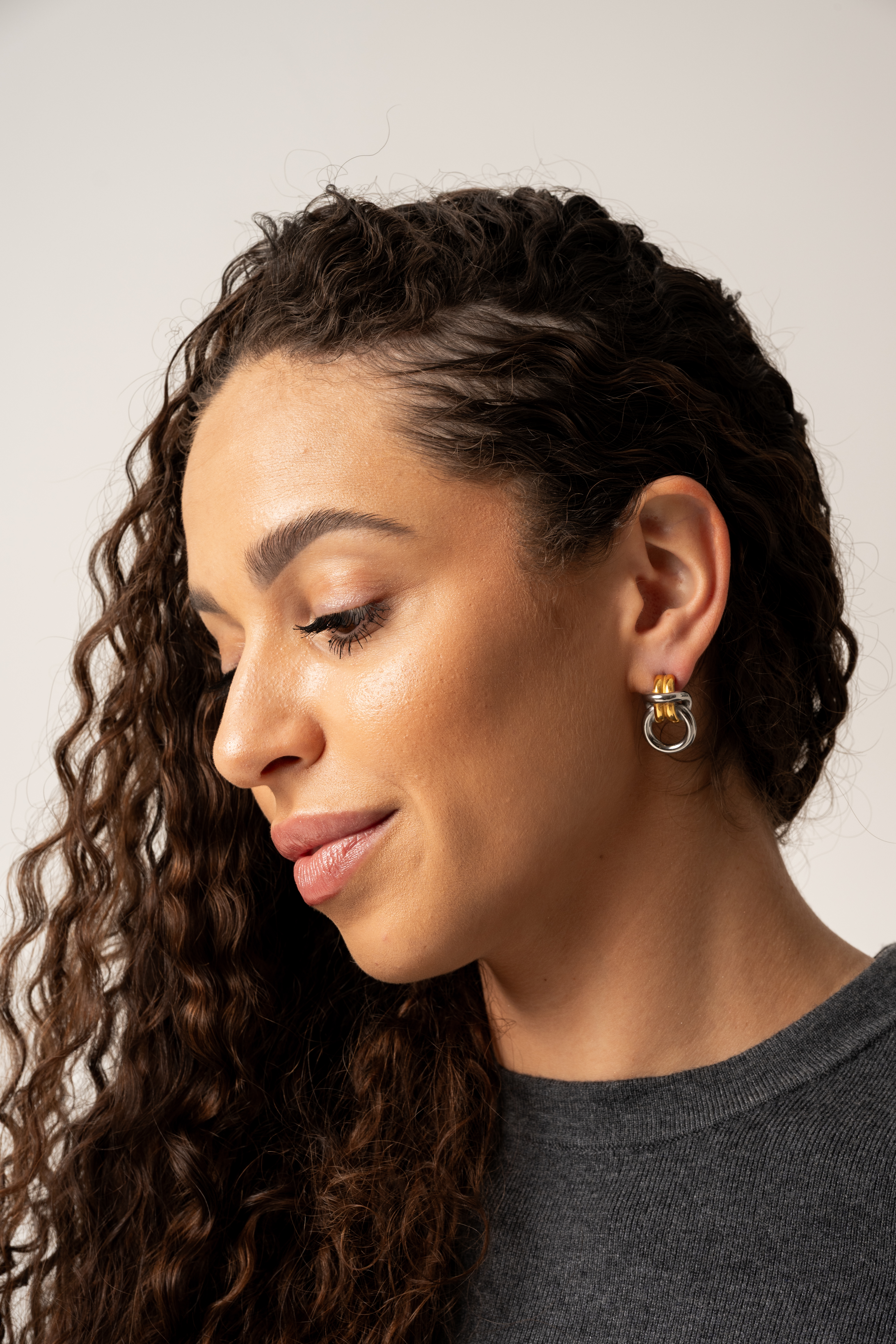 Kolczyki dwukolorowe z geometrycznym ogniwem ze stali szlachetnej - Core Gold