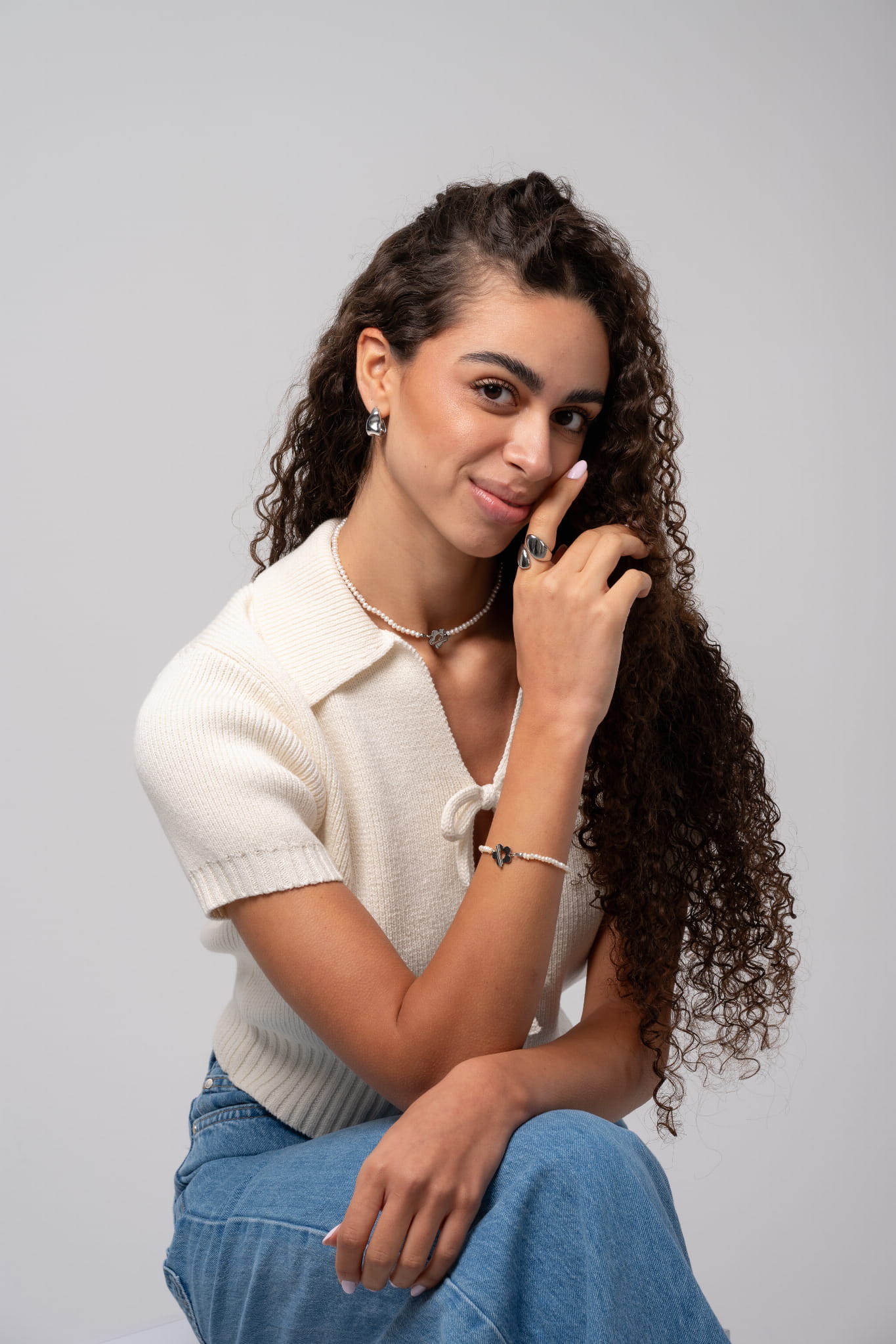 Bransoletka srebrna z pereł z zawieszką w kształcie kwiatka