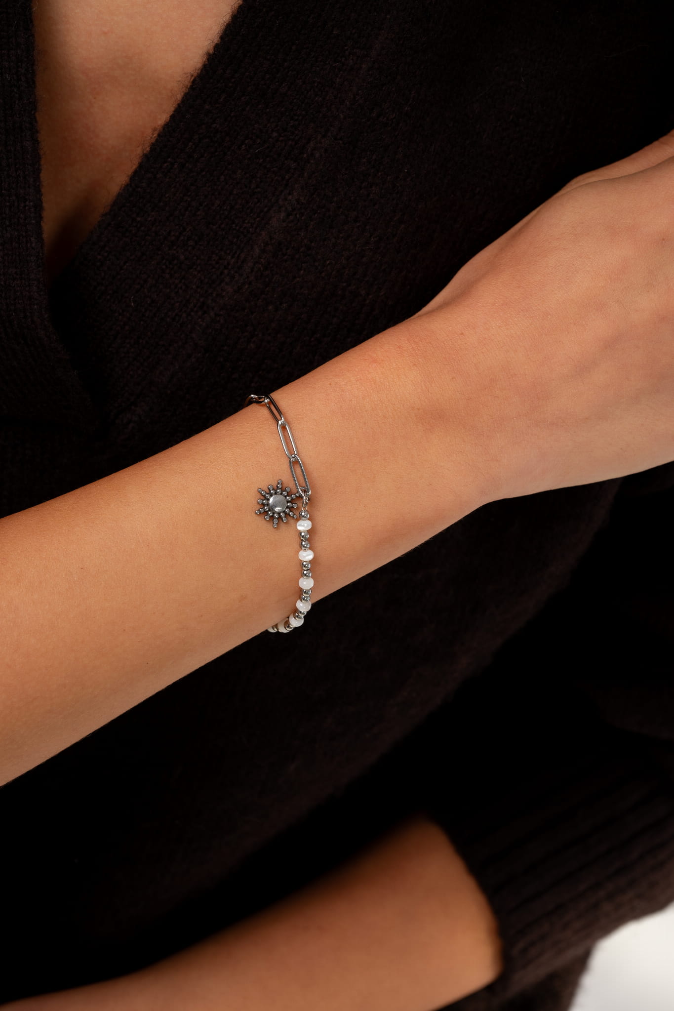 Bransoletka srebrna z perłami i zawieszką słońce