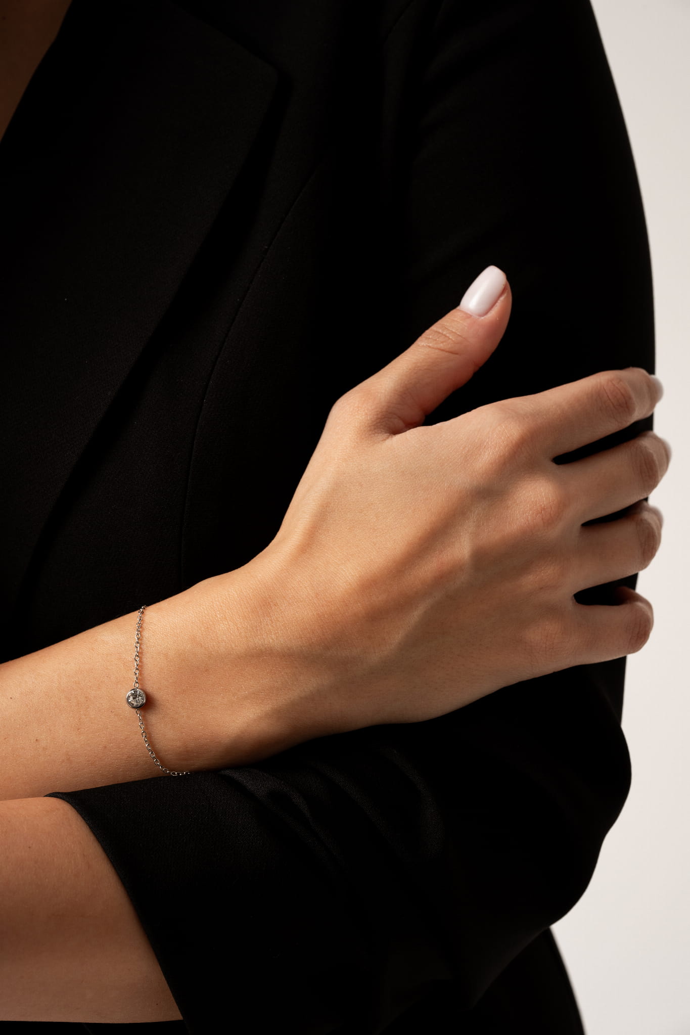 Bransoletka z delikatną cyrkonią na srebrnym łańcuszku