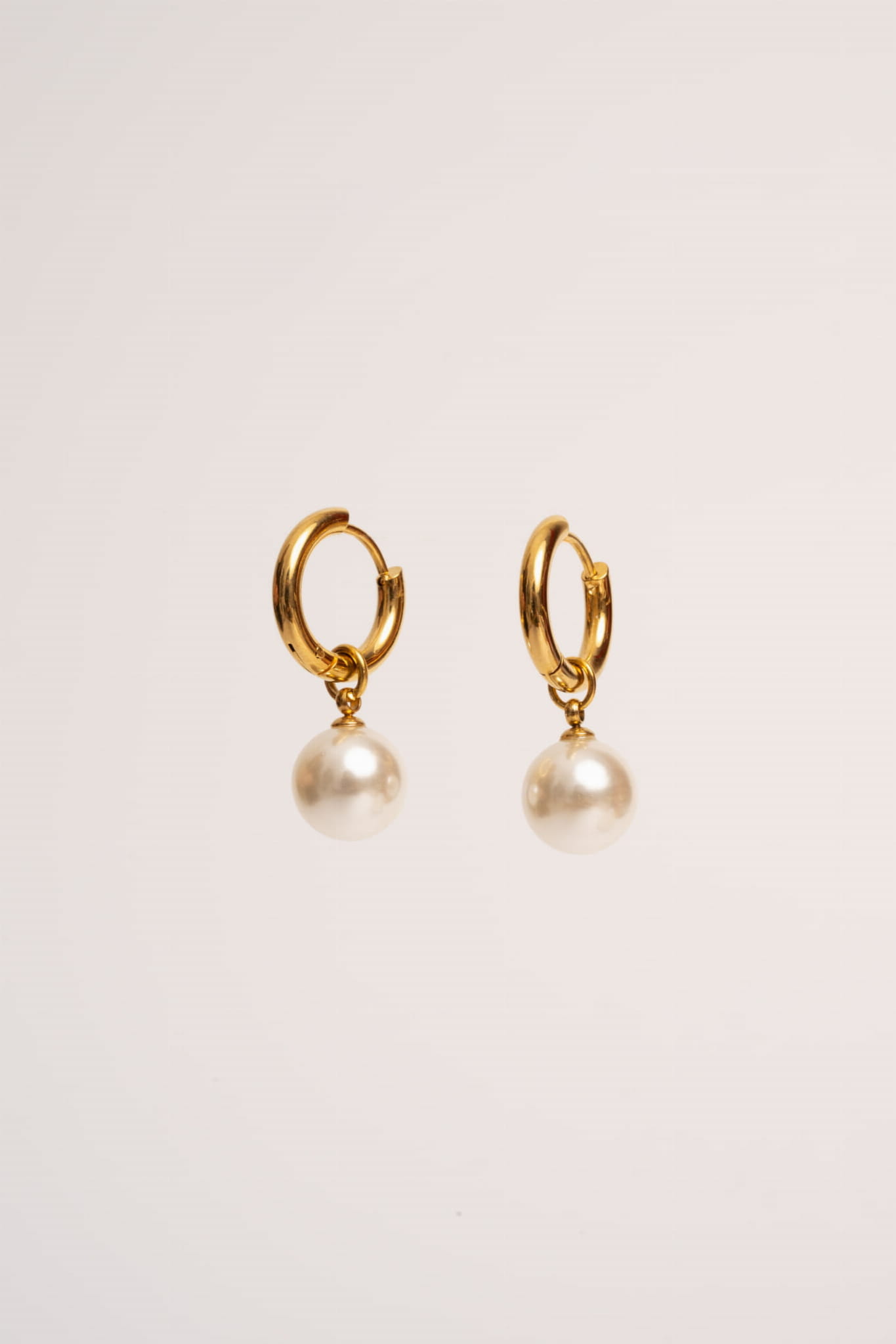Kolczyki złote z wiszącą okrągłą perłą