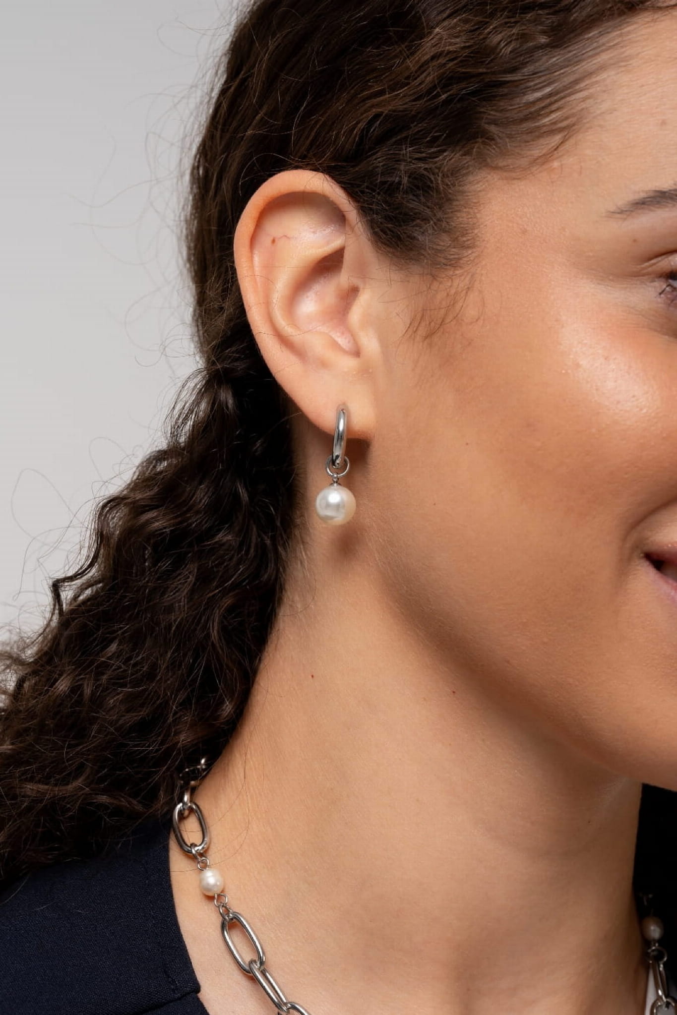 Kolczyki srebrne z wiszącą okrągłą perłą