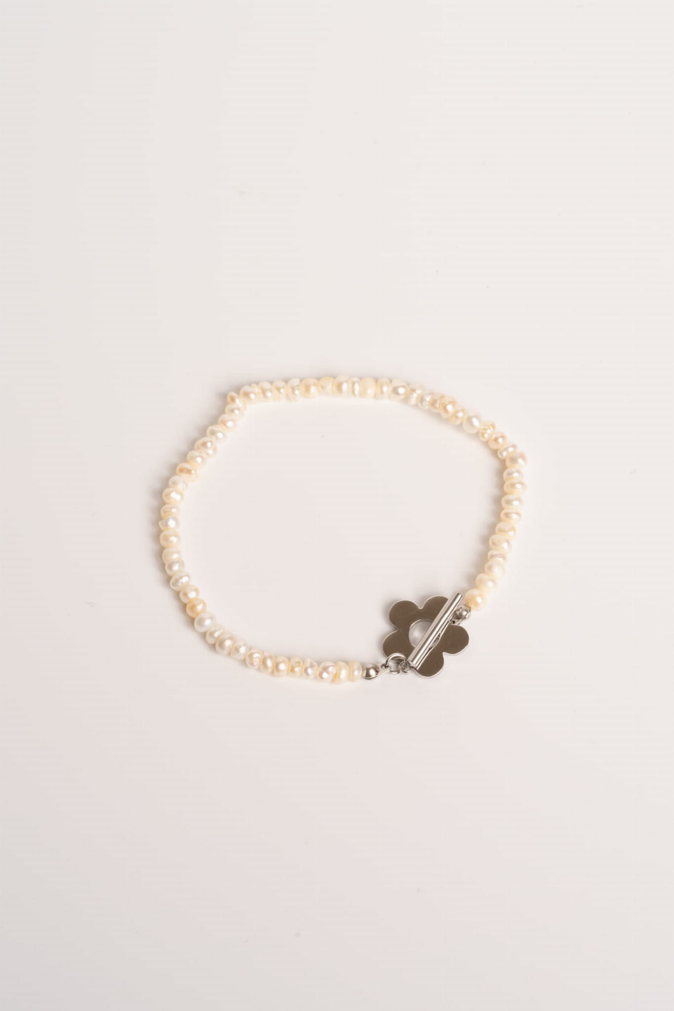 Bransoletka srebrna z pereł z zawieszką w kształcie kwiatka