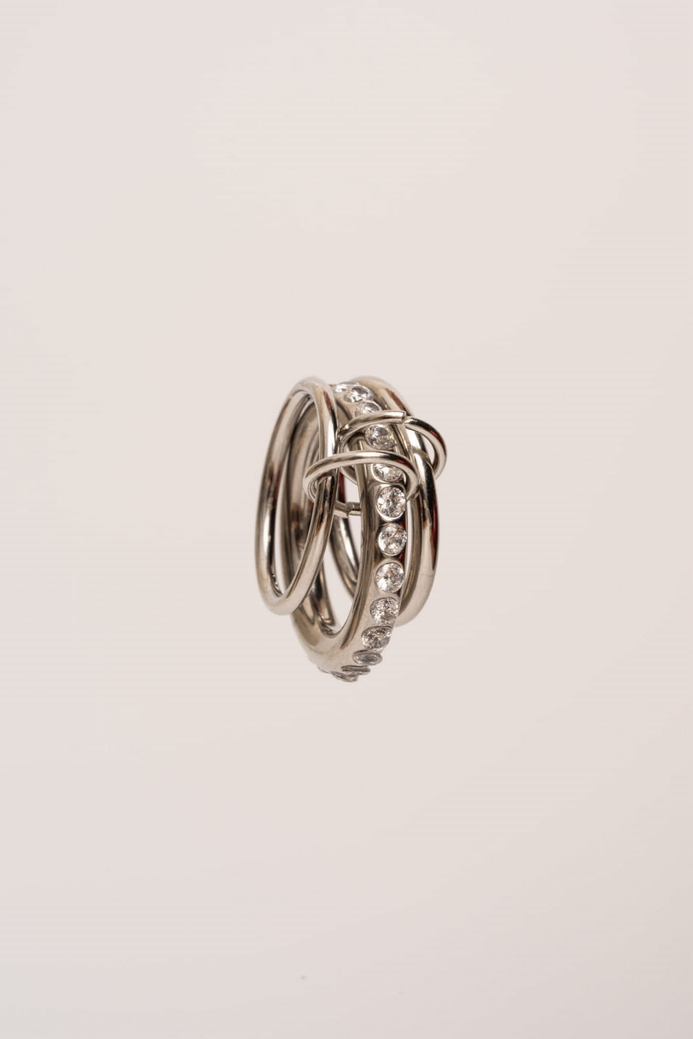 Pierścionek o splatanej, nowoczesnej formie z cyrkoniami - SAEL SILVER