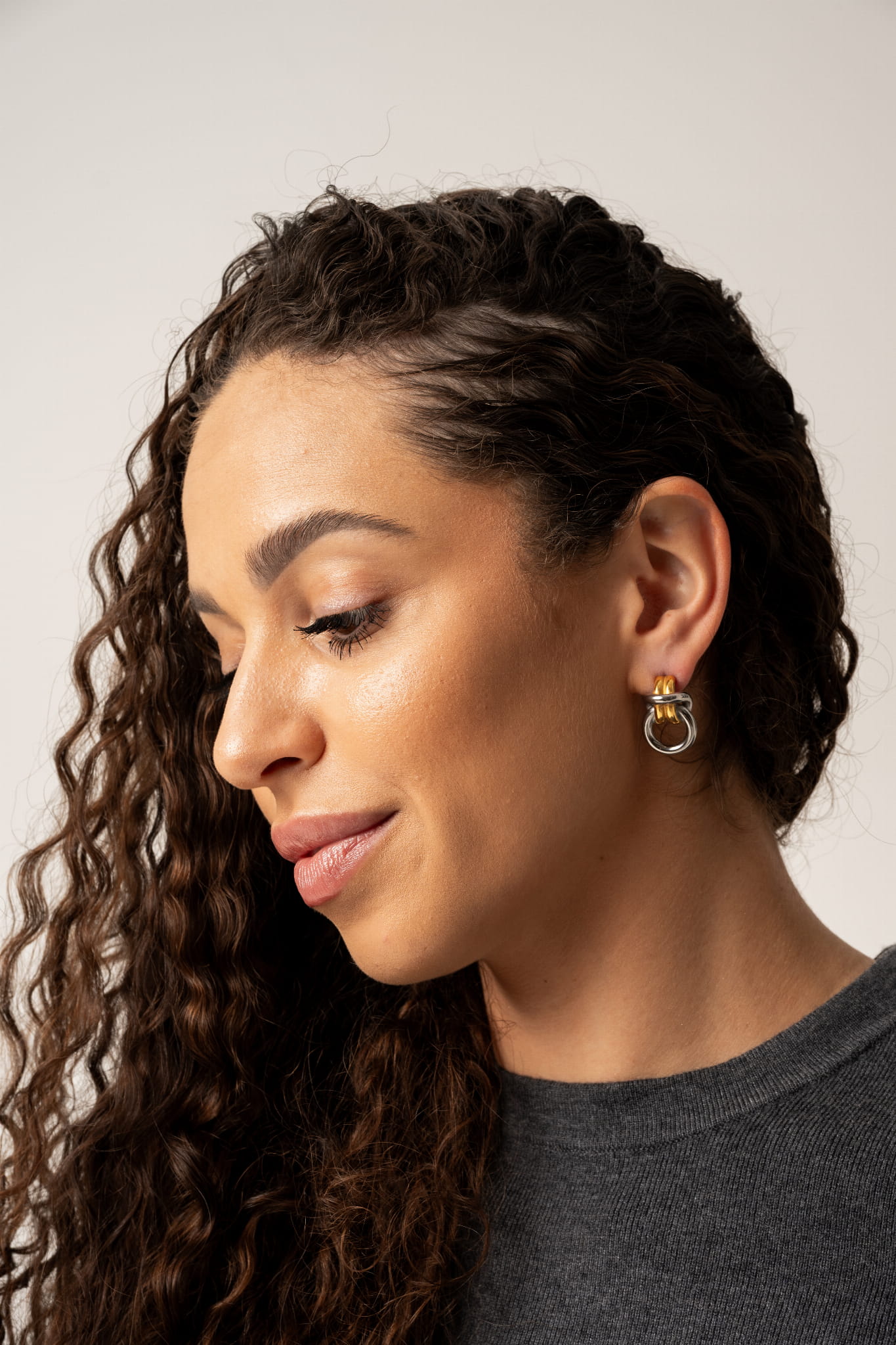 Kolczyki pozłacane z geometrycznym ogniwem