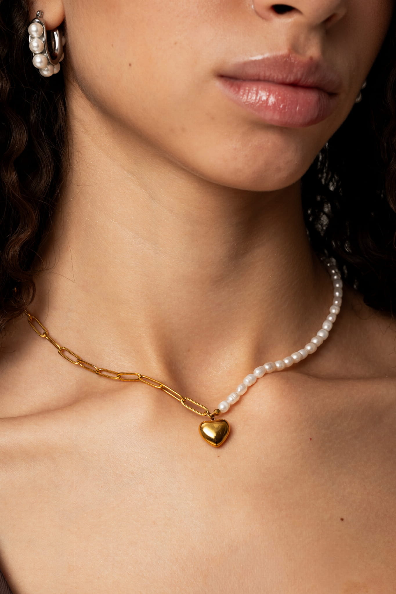 Naszyjnik pozłacany z naturalnych pereł z łańcuchem i zawieszką w kształcie serca - Isola Gold