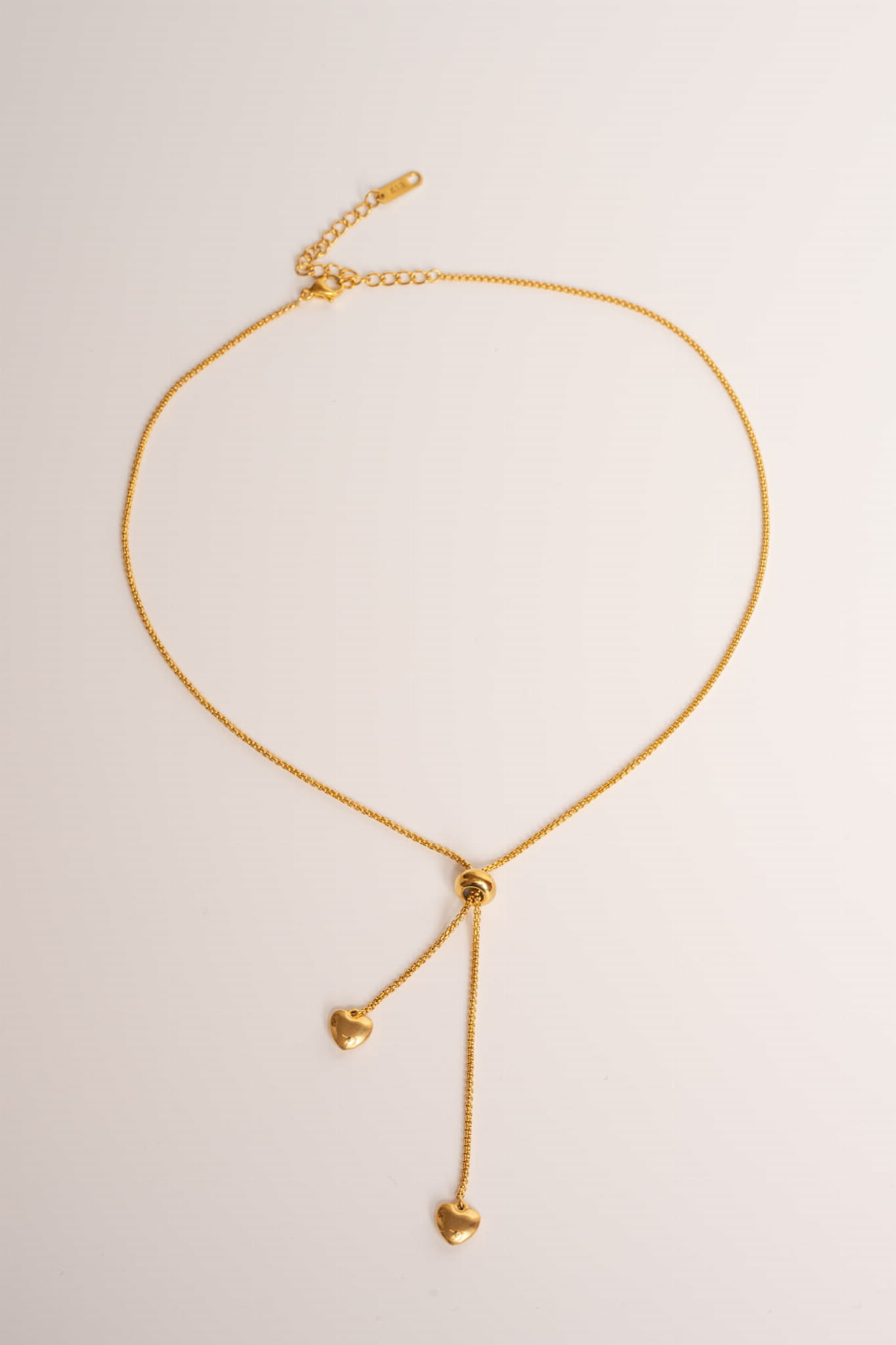Naszyjnik z regulowanym łańcuszkiem i zawieszkami w kształcie serca – Talia Gold