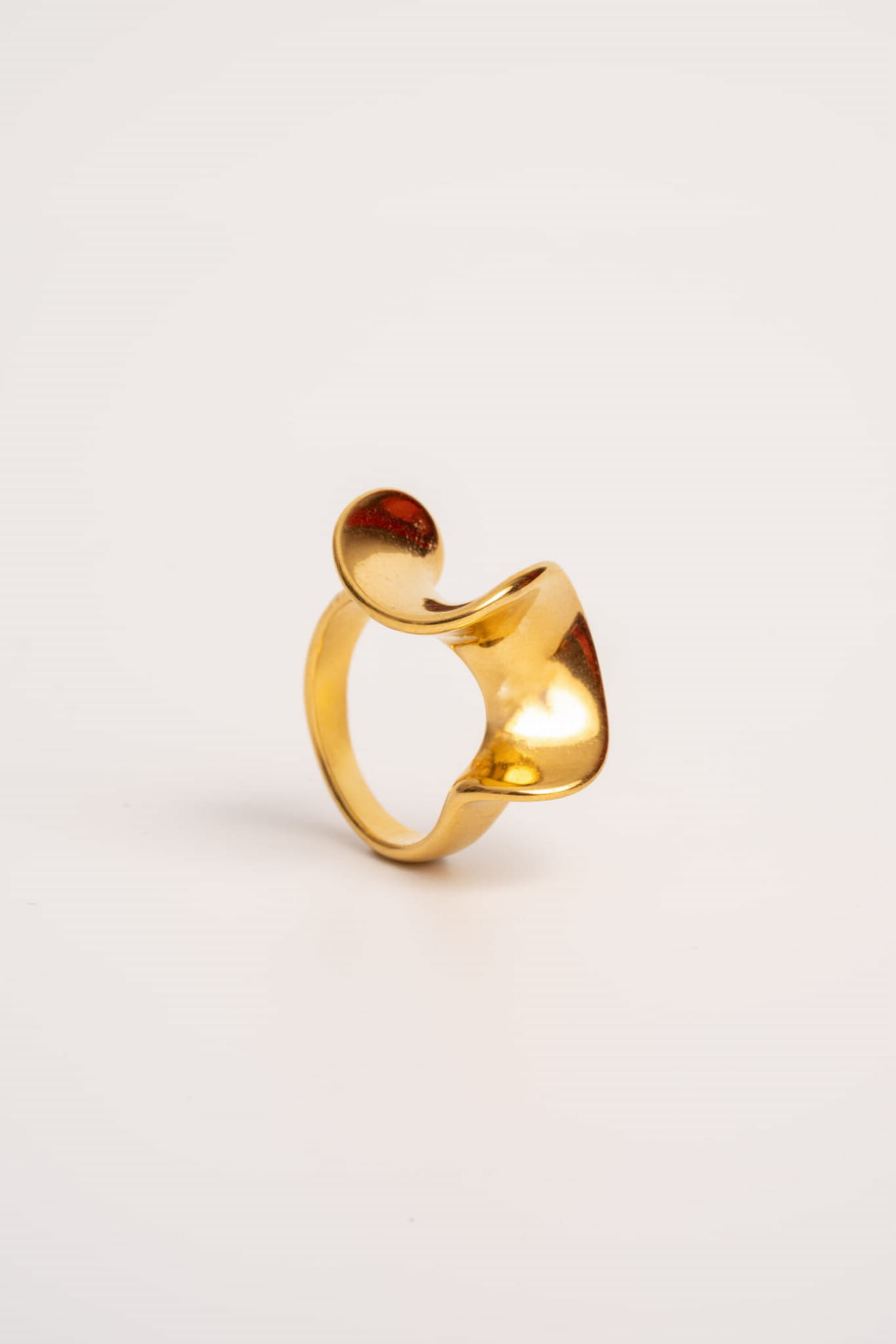 Pierścionek o rzeźbiarskiej, organicznej formie - Nyx Gold